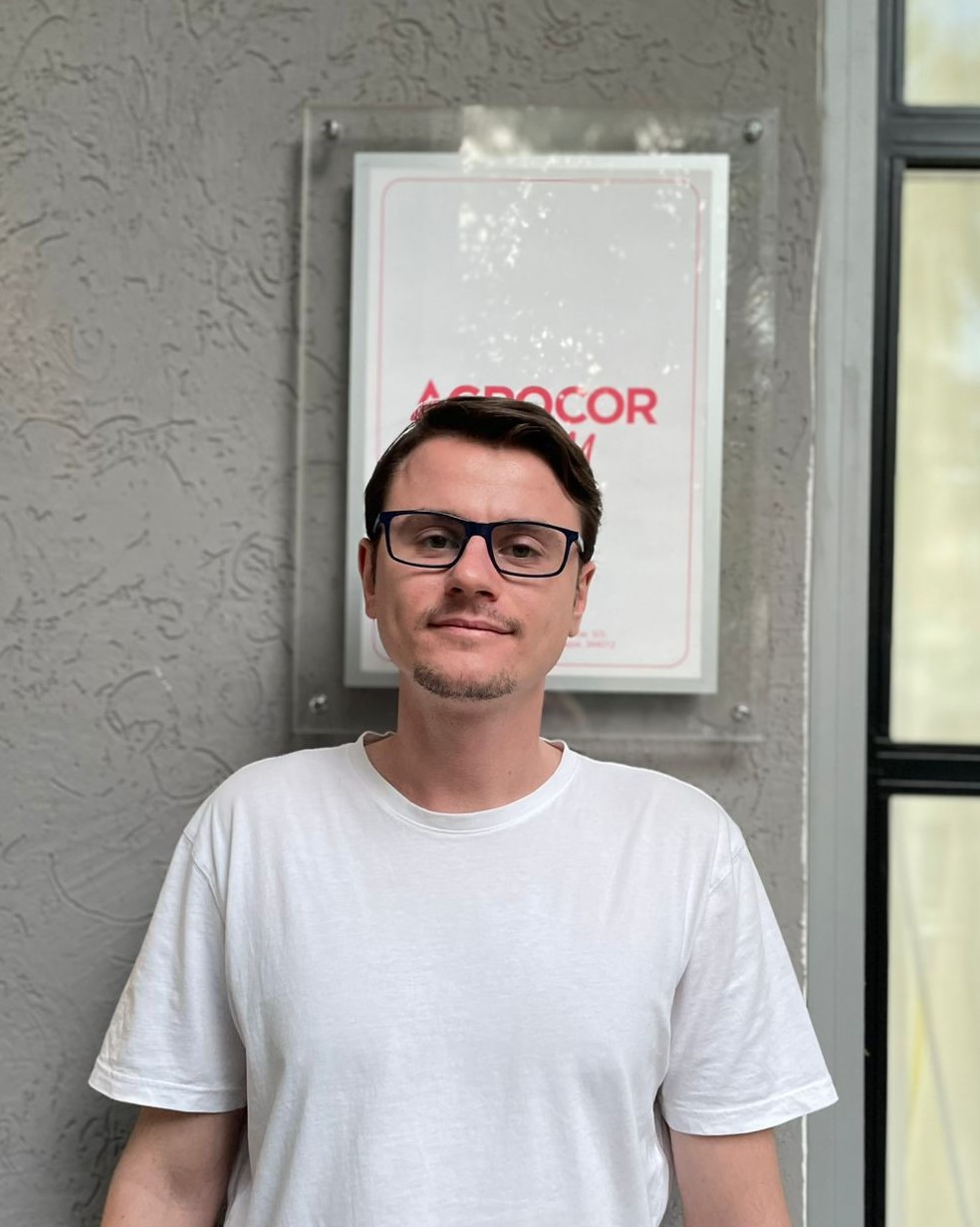 Максим Попов